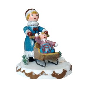 Hubrig Winterkind – Mädchen mit Kinderschlitten