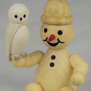 Schneemann Junior mit Schneeeule sitzend