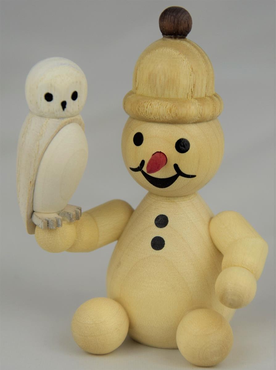 Schneemann Junior mit Schneeeule sitzend