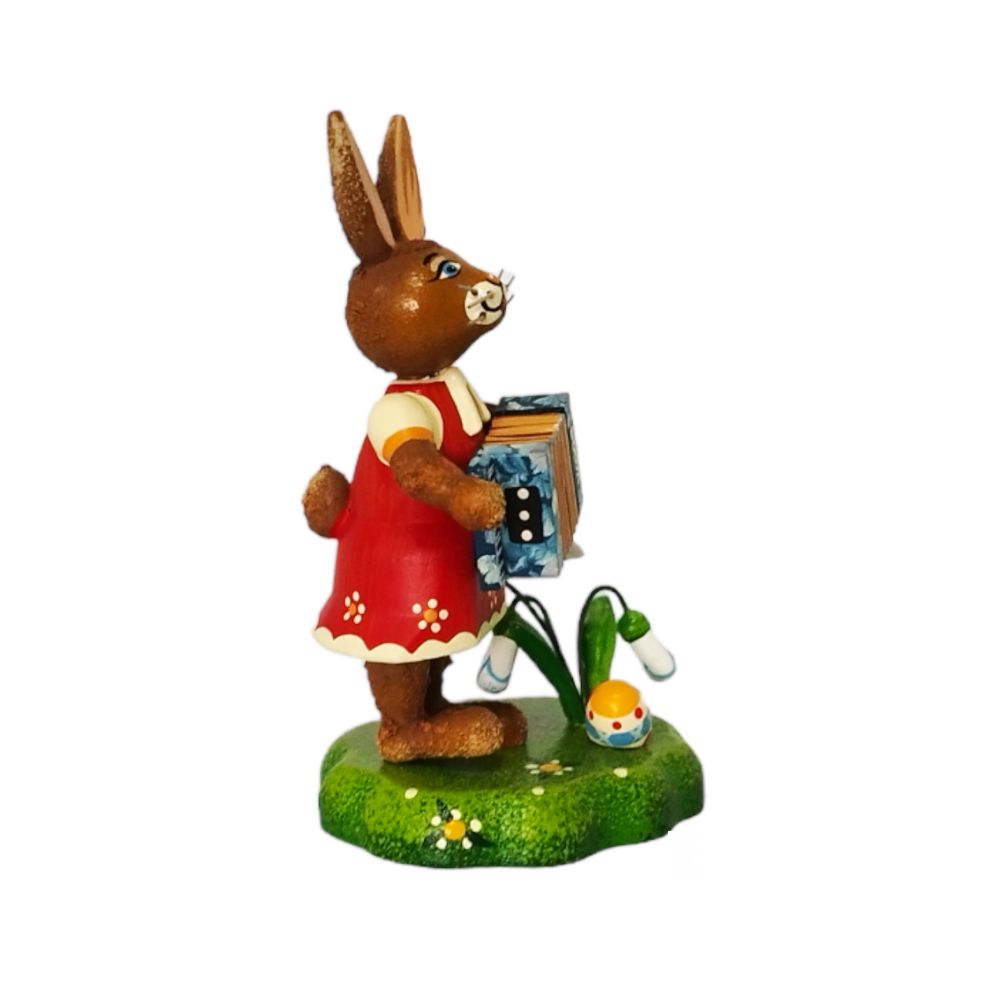 Hubrig Sammelfiguren – Hasenmusikant Mädchen mit Akkordeon – Bild 4