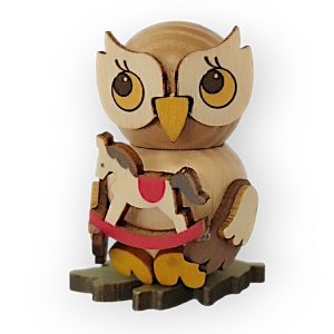 Eulenkind mit Schaukelpferd