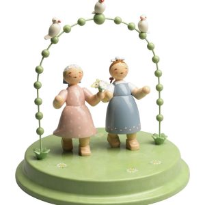 Liebespaar im Bogen mit drei Täubchen, zwei Damen