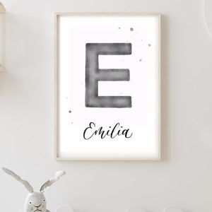 Geburtsposter Buchstabe DIN A4 – ohne Rahmen – zart hinterlegt