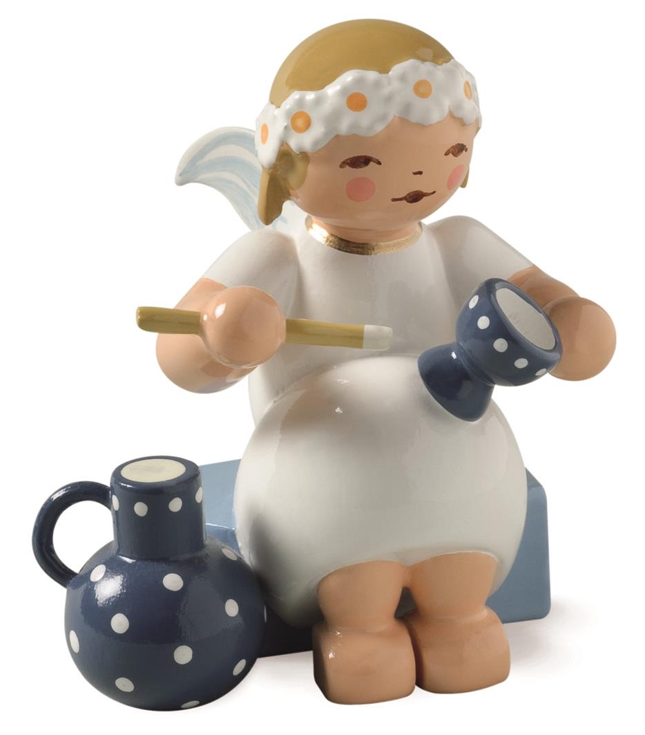 Margeritenengel, sitzend, mit Becher und Krug