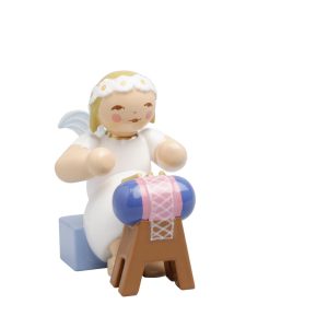 Margeritenengel, sitzend, mit Klöppelsack