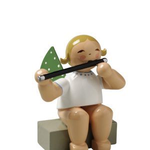 Engel mit Querflöte, sitzend
