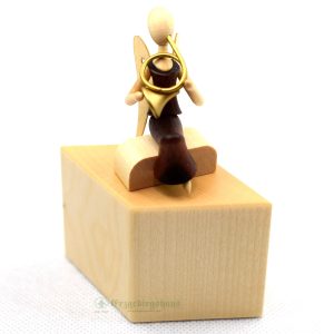 Engel sitzend aus Makassar mit Horn