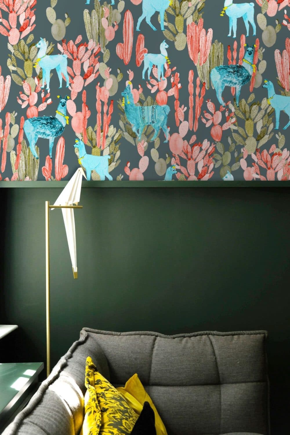 Tapete Altiplano, Lamas Coral on Dark Green – Bild 4