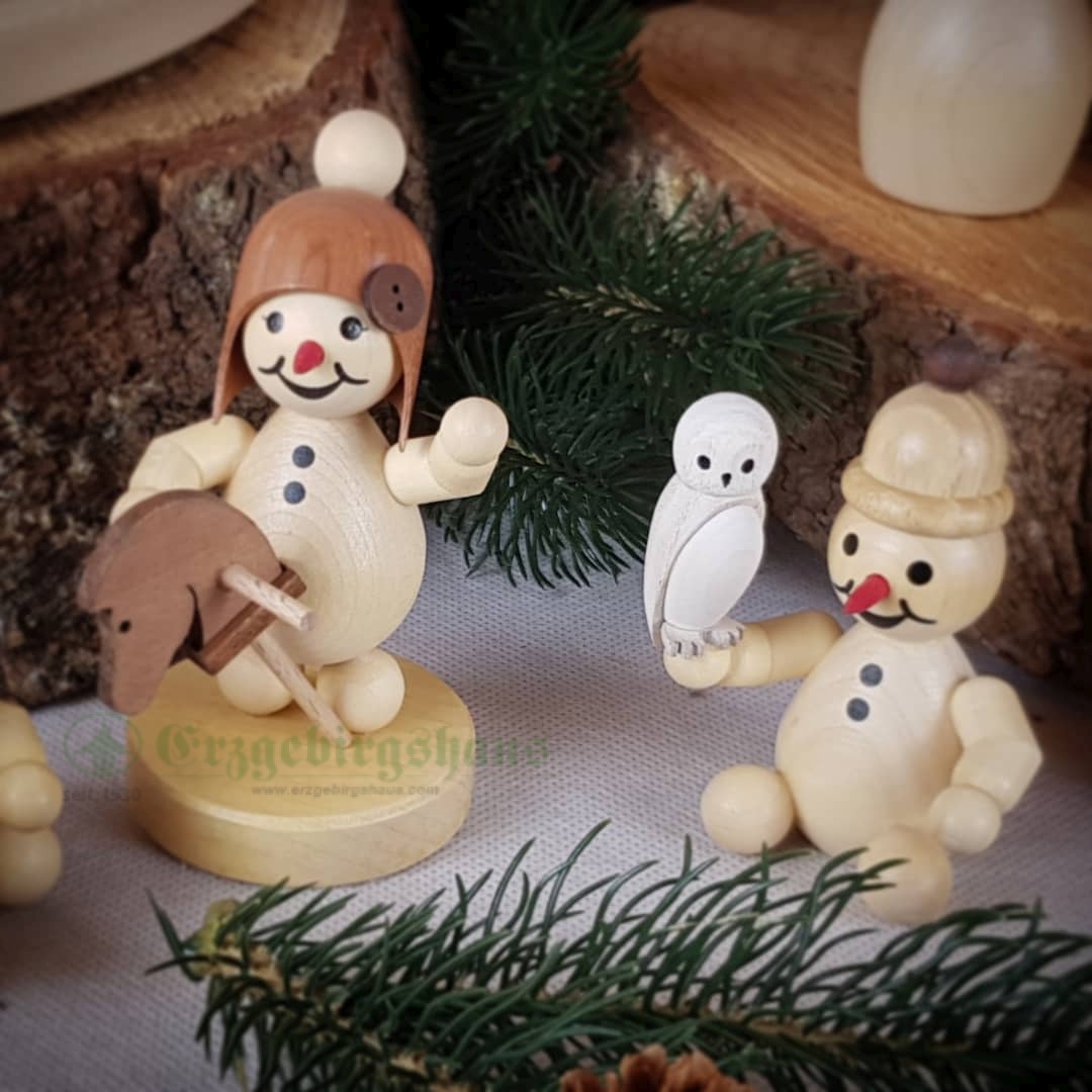 Schneemann Junior mit Schneeeule sitzend – Bild 2