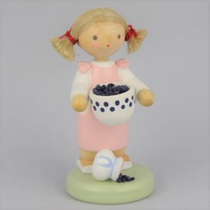 Mädchen mit Heidelbeeren