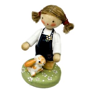 Mädchen mit Schlappohrhase – feine Holzminiatur  – Neuheit 2024 – Flachshaarkind