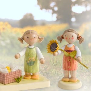 Mädchen mit Maiskolben – feine Holzminiatur – Neuheit 2025 – Flachshaarkind