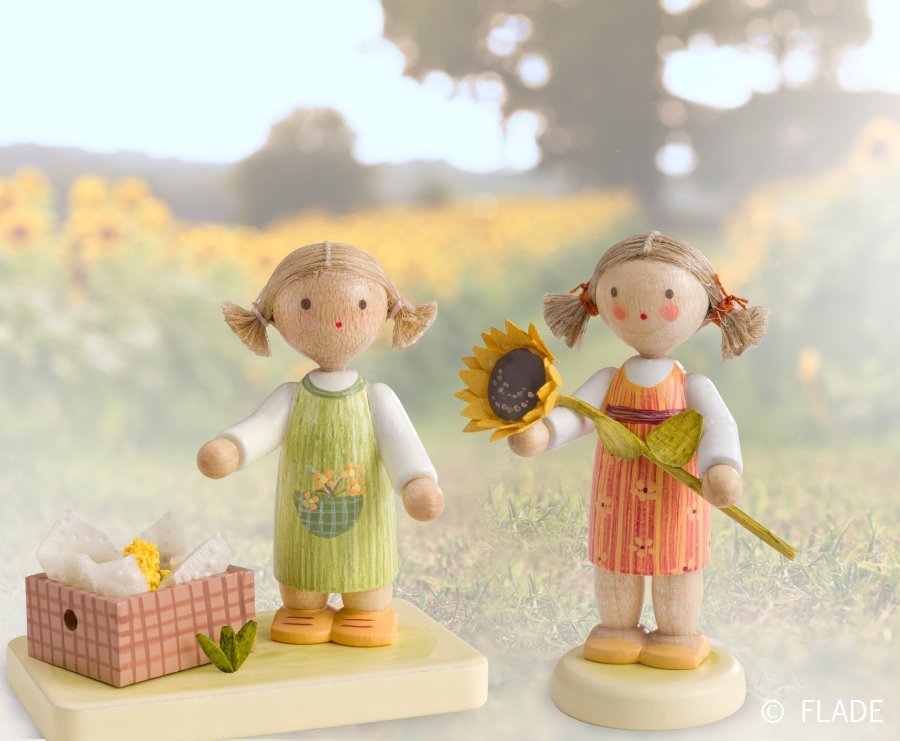 Mädchen mit Maiskolben – feine Holzminiatur – Neuheit 2025 – Flachshaarkind