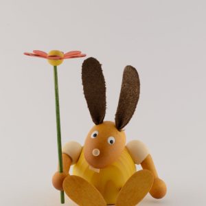 Hase klein sitzend mit Blume
