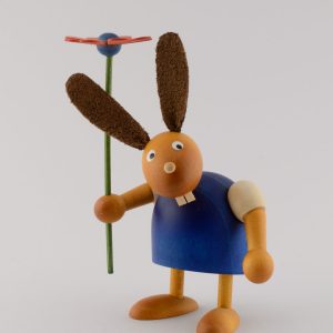Hase klein stehend mit Blume