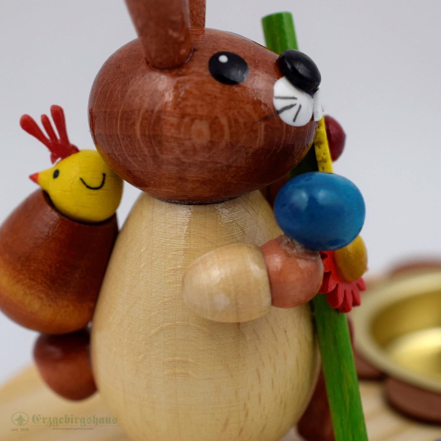 Teelichthalter Hase natur mit Küken im Rucksack – Bild 2