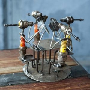 Zündkerzen-Figuren | Kartenspieler:innen am Tisch