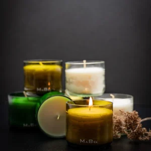 MaBe® Glasfaktur | Kerze im Flaschenunterteil in oliv – 30h Brenndauer – Rapswachs