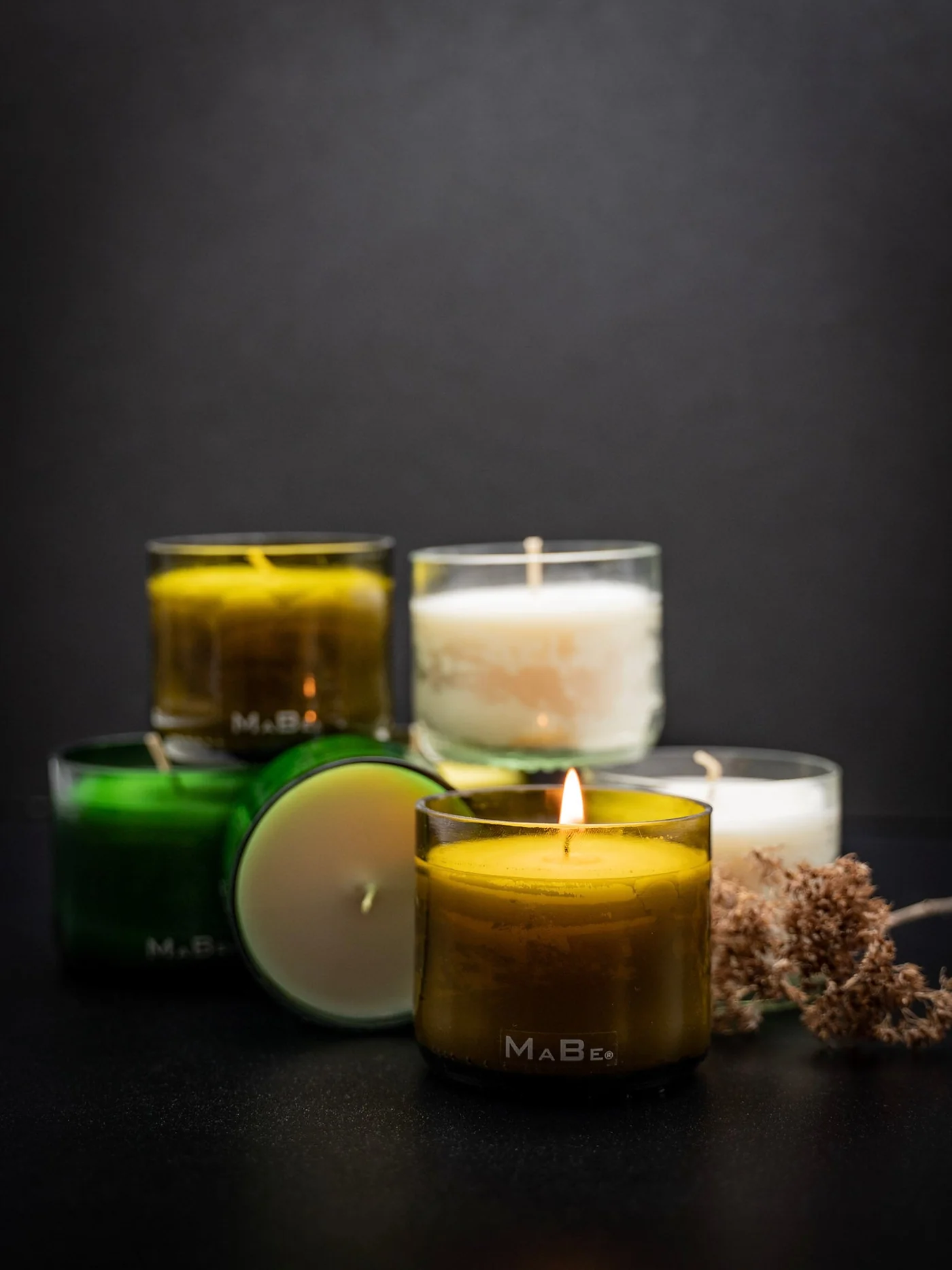 MaBe® Glasfaktur | Kerze im Flaschenunterteil in oliv – 30h Brenndauer – Rapswachs