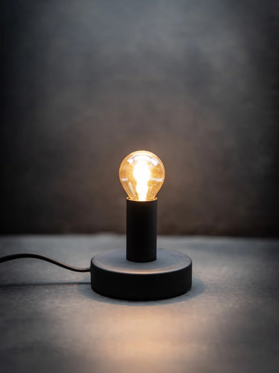 MaBe® Glasfaktur | TischLampe Frankfurt am Main Skyline Wein oliv – 2 in 1 | Höhe: ca. 26cm – Bild 2