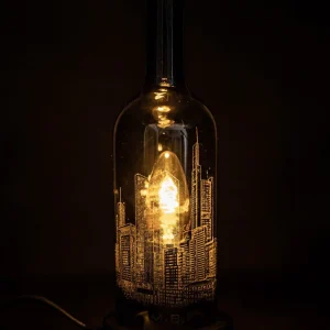 MaBe® Glasfaktur |  TischLampe Frankfurt am Main Skyline Wein oliv  –  2 in 1  | Höhe: ca. 26cm