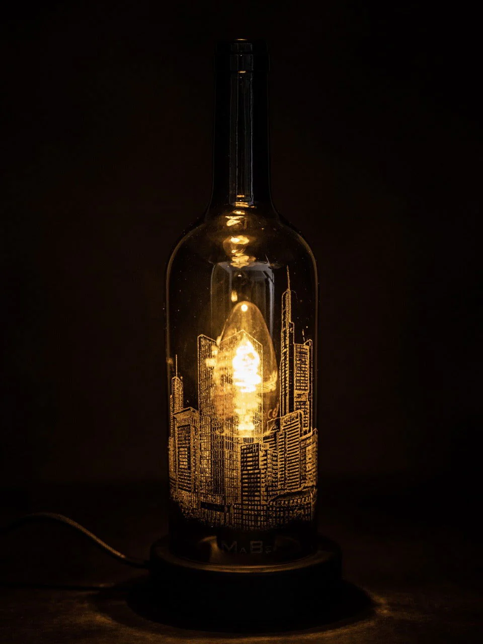 MaBe® Glasfaktur | TischLampe Frankfurt am Main Skyline Wein oliv – 2 in 1 | Höhe: ca. 26cm