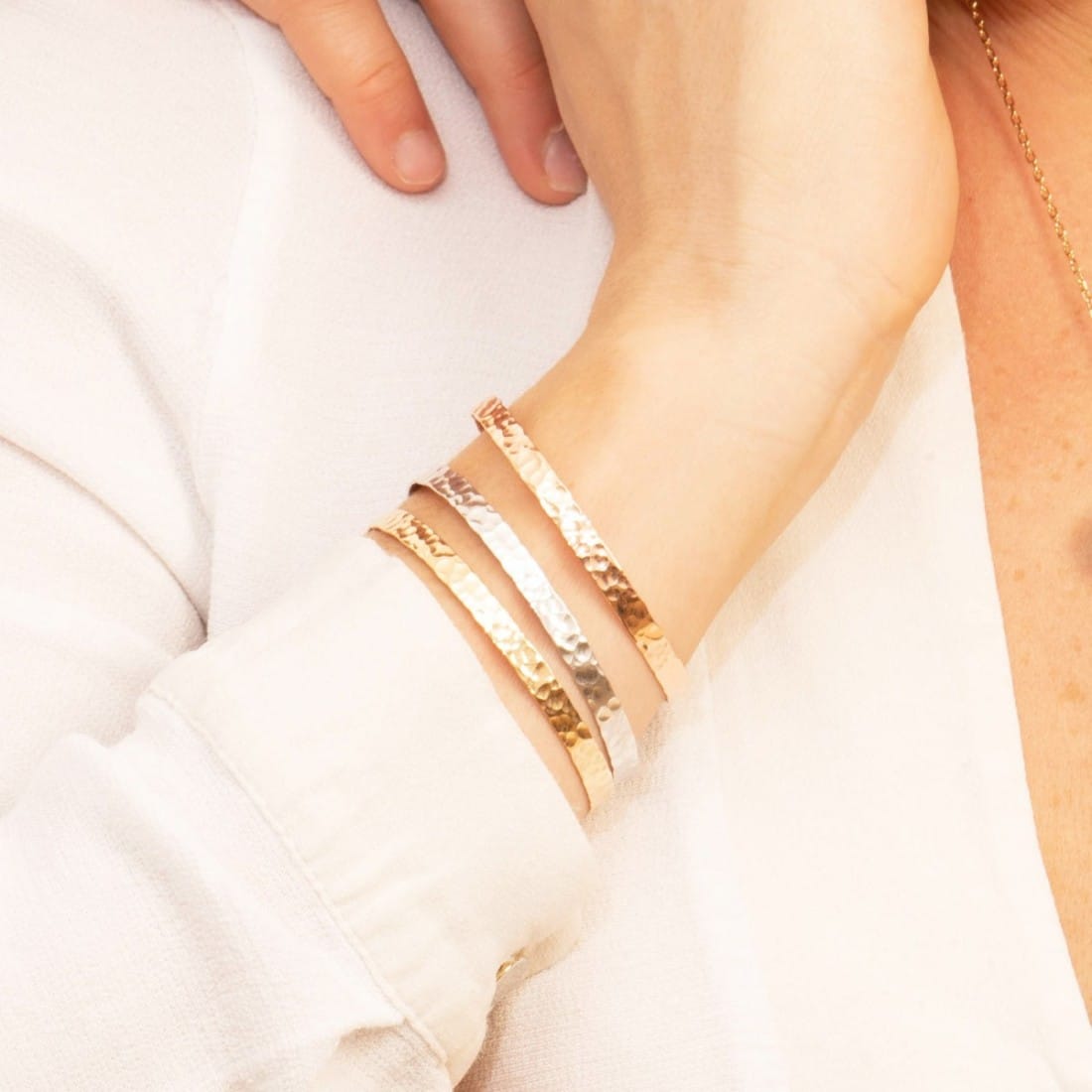 Personalisierter gehämmerter flacher Armreif in 925er Sterlingsilber – Bild 4