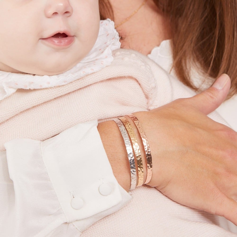 Personalisierter gehämmerter flacher Armreif in 925er Sterlingsilber – Bild 3