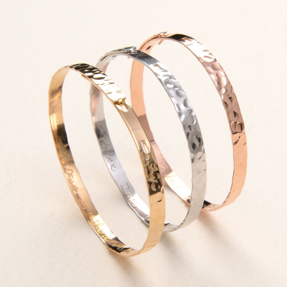 Personalisierter gehämmerter flacher Armreif in 925er Sterlingsilber – Bild 2