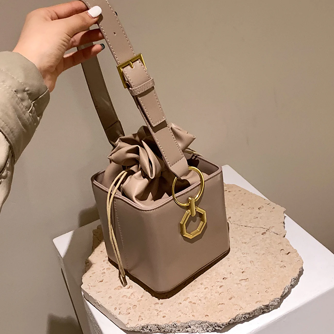 AnBeck ‘The Cube’ Clutch / Handtasche/ Umhängetasche (beige) – Bild 5