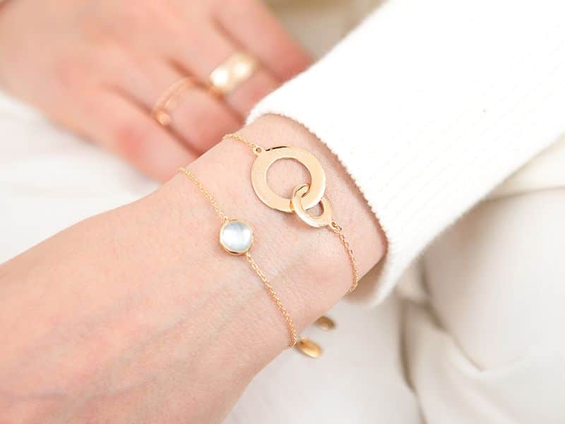 Personalisiertes Armkettchen mit verschlungenen Ringen in 18kt Rosévergoldung – Bild 2