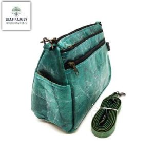 LEAF FAMILY – Vegane und nachhaltige praktische Handtasche zum Umhängen aus Teakblättern in TÜRKIS