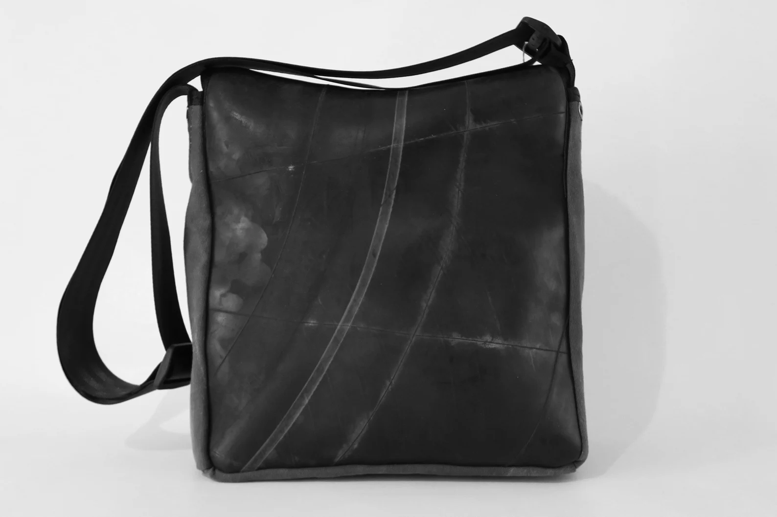 Tasche aus Traktorschlauch/Leinen XS Hochkant – Bild 3
