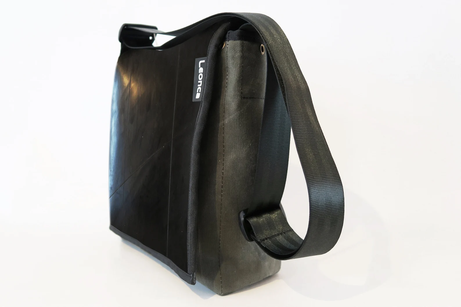 Tasche aus Traktorschlauch/Leinen XS Hochkant – Bild 2