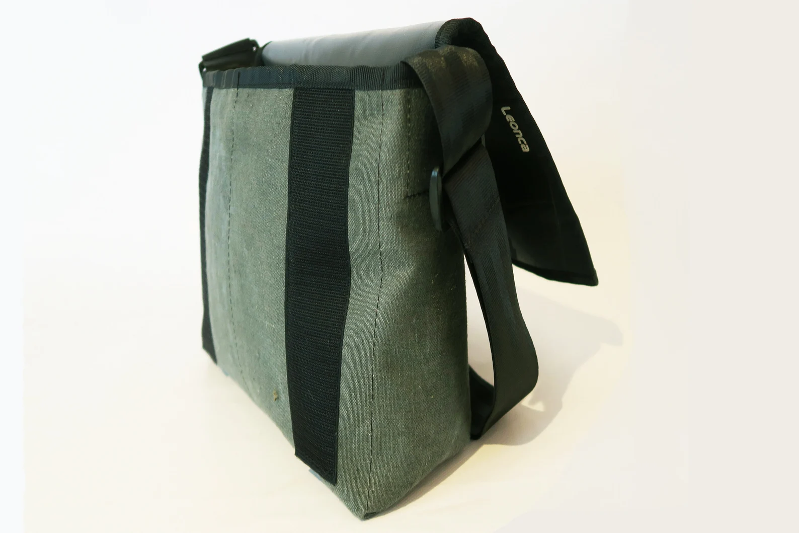 Tasche aus Traktorschlauch/Leinen XS Hochkant – Bild 5