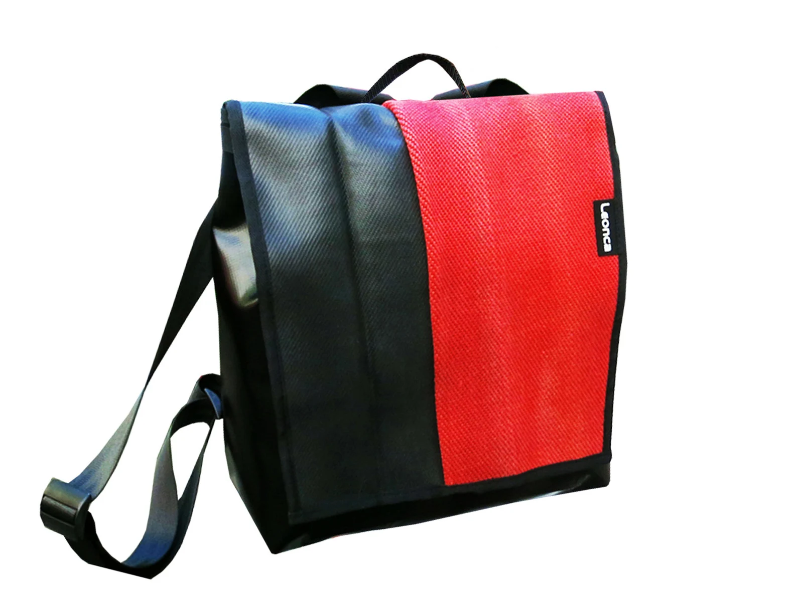 Rucksack aus rotem Feuerwehrschlauch