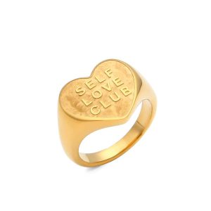 Trendiger, goldener Ring “Self Love Club” in Herzform