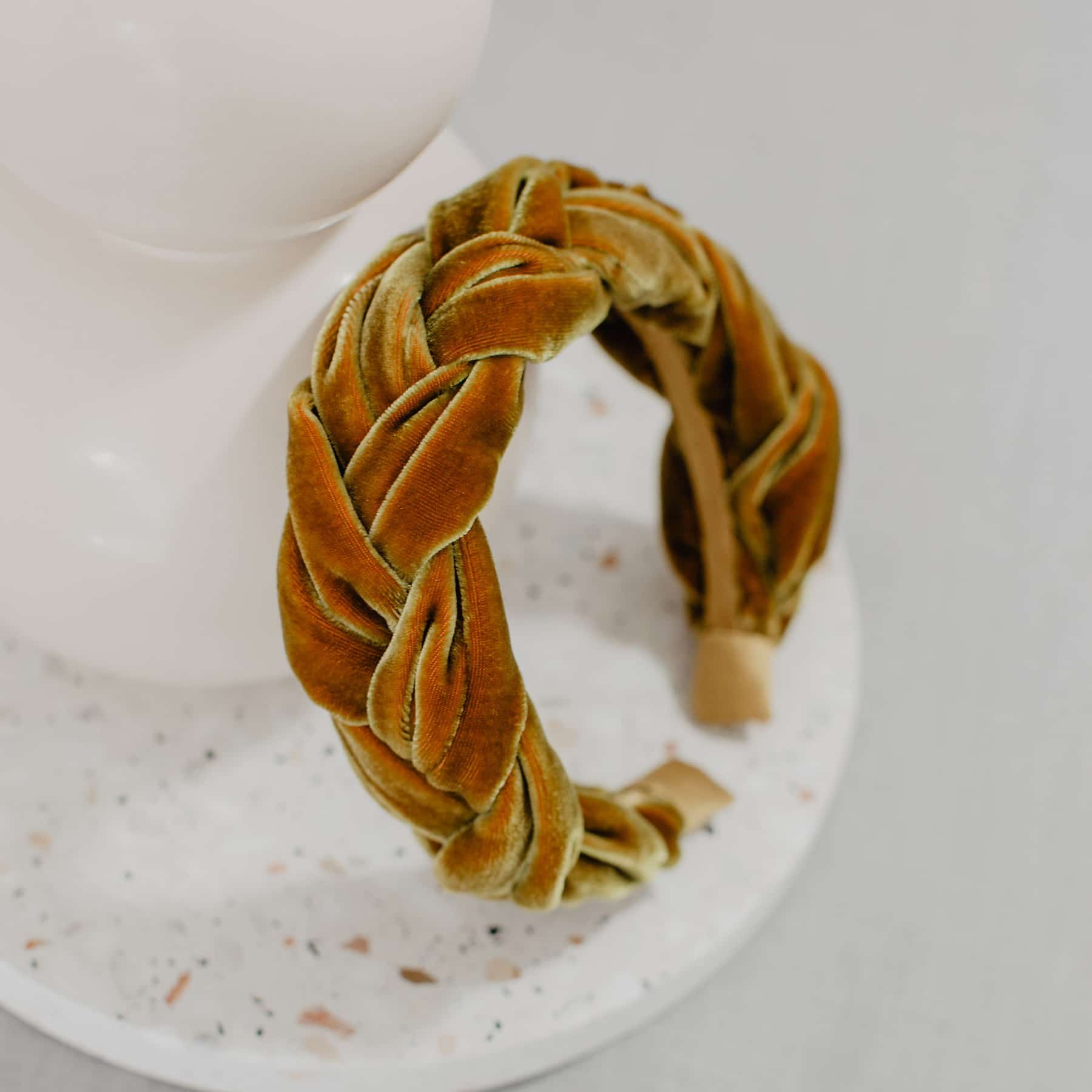Geflochtener Haarreif aus Samt in Gold – Bild 2