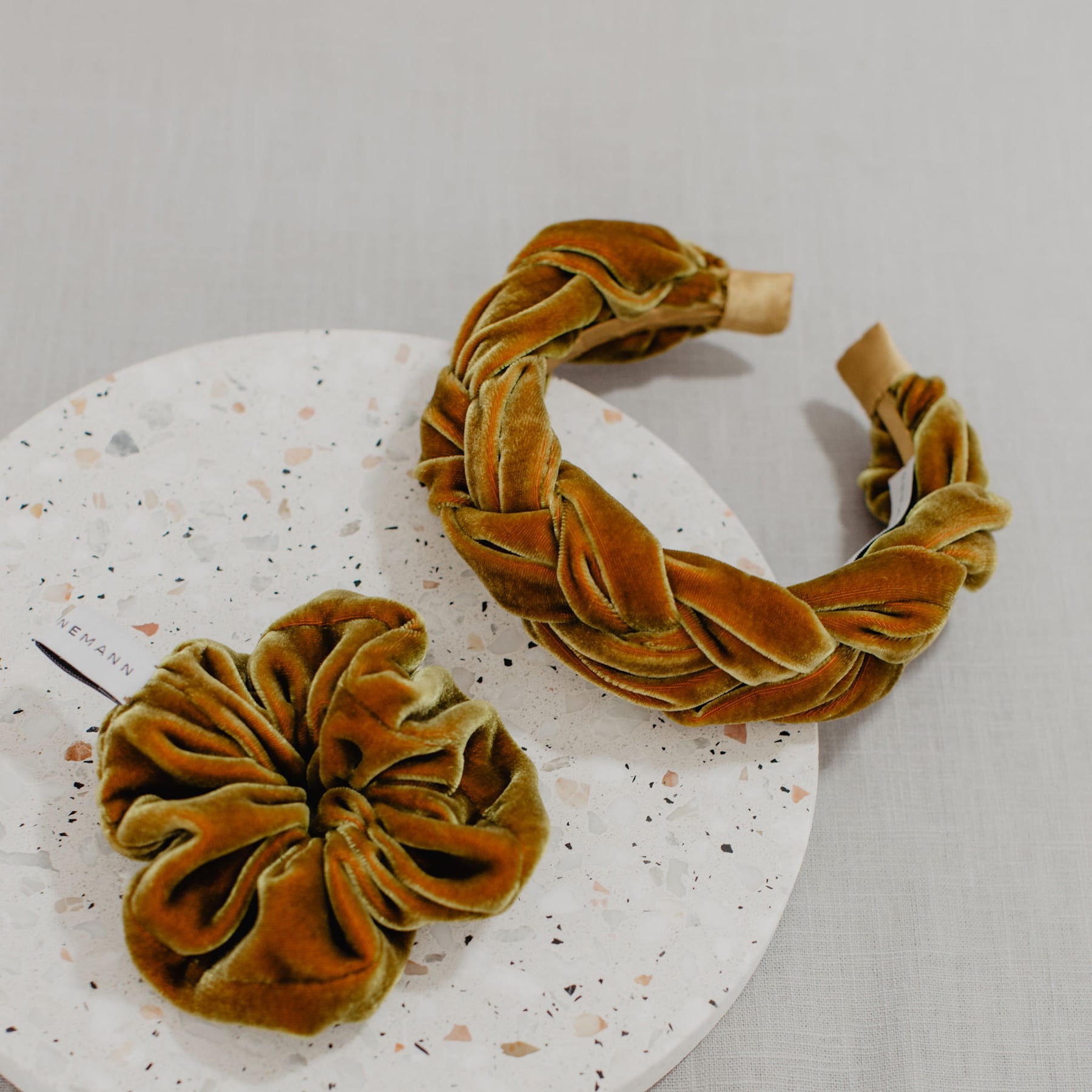 Geflochtener Haarreif aus Samt in Gold – Bild 3